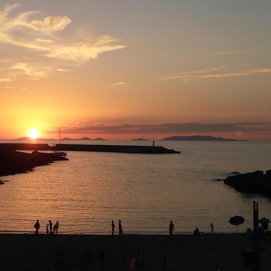 Grazioso Attico Vicino Alla Spiaggia E Al Centro カステルサルド エクステリア 写真